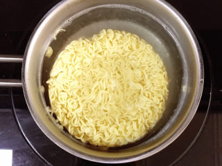 4、娃娃头泡面,放入泡面