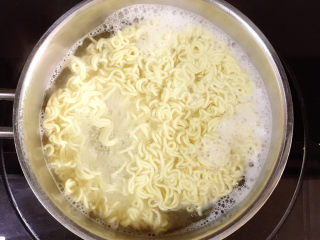 5、娃娃头泡面,大火烧开后中火煮2分钟