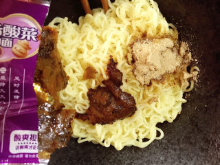 6、娃娃头泡面,捞出,放入方便面调料