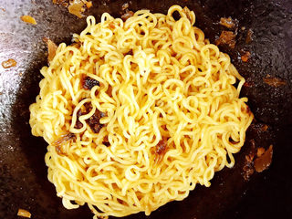 7、娃娃头泡面,拌匀