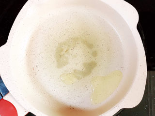 8、娃娃头泡面,平底锅放油