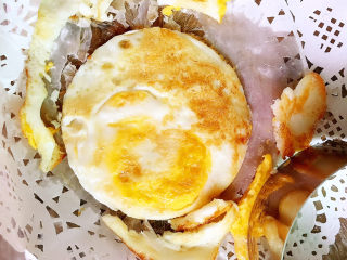 11、娃娃头泡面,取圆形煎蛋