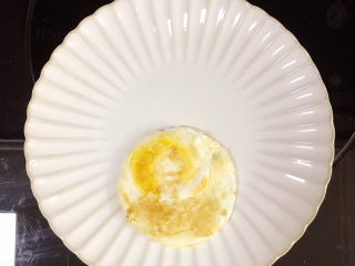 12、娃娃头泡面,放入盘中