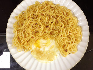 13、娃娃头泡面,拌好的面条放在煎蛋上方