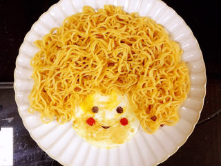 14、娃娃头泡面,用紫菜装饰眼睛和嘴