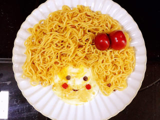 15、娃娃头泡面,车厘子取两粒做头饰,取两小圆皮装饰脸