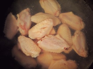 1、承味雪盐焦糖可乐鸡翅,将鸡翅冷水下锅，水沸后煮10分钟。