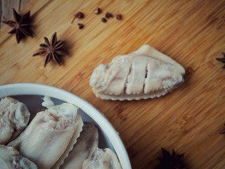 2、承味雪盐焦糖可乐鸡翅,捞出后冲洗一遍，将正反面切两刀，更方便入味。