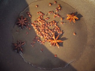 3、承味雪盐焦糖可乐鸡翅,锅中放入油，放八角和花椒进行煸炒爆香。