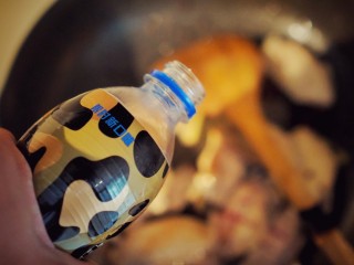 5、承味雪盐焦糖可乐鸡翅,再倒入半罐焦糖海盐可乐。