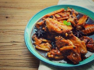 6、承味雪盐焦糖可乐鸡翅,中火炖上20分钟后，大火收汁即可。