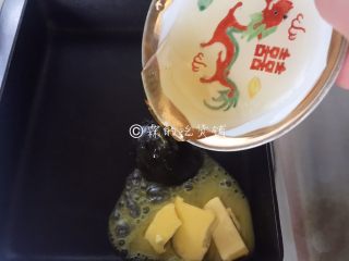 5、焦糖肉桂香蕉,把黄油、蜂蜜,还有肉桂粉,放入不粘锅中。