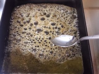 6、焦糖肉桂香蕉,小火, 将黄油等烧融化后,搅匀。