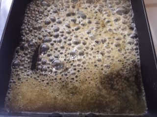 7、焦糖肉桂香蕉,等出现很多很多泡泡的时候。