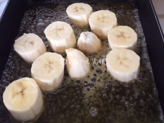 8、焦糖肉桂香蕉,把香蕉块放入。