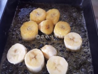 9、焦糖肉桂香蕉,煎至一面金黄,轻轻的翻面。