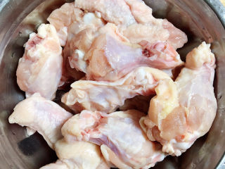 1、黄焖鸡块,准备好鸡翅根。