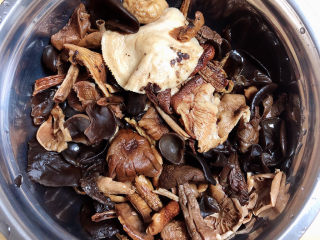 2、黄焖鸡块,准备一些榛蘑，洗净待用。