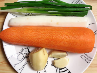 3、黄焖鸡块,准备好胡萝卜、山药、葱姜蒜。