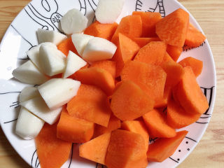 4、黄焖鸡块,胡萝卜、山药滚刀切块儿待用。