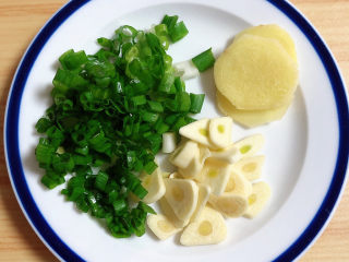 5、黄焖鸡块,葱姜蒜切好待用。