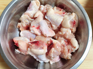 6、黄焖鸡块,鸡翅根剁开成两段。