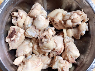 8、黄焖鸡块,捞出鸡翅根，洗净待用。