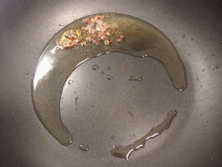 9、黄焖鸡块,锅中倒入油，放入白糖、花椒粒，加热至白糖溶化。