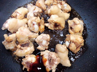 11、黄焖鸡块,放入料酒、蚝油、生抽翻炒均匀。