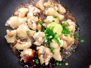 12、黄焖鸡块,加入葱姜蒜翻炒均匀。