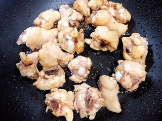 10、黄焖鸡块,放入鸡翅根翻炒均匀。