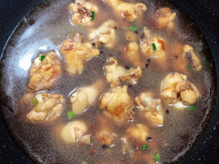 13、黄焖鸡块,倒入500ml水，烧开锅，中小火炖煮5-10分钟。