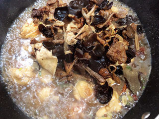 14、黄焖鸡块,加入榛蘑。