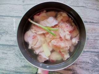 2、家常三杯鸡, 锅内坐水，加入葱姜、料酒烧至微开时将切块洗净的鸡块入锅