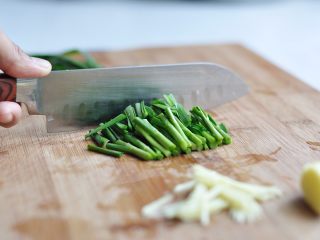 1、韭菜炒蛏子,韭菜洗净后切成5公分左右的段，生姜切丝。