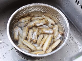 2、韭菜炒蛏子,蛏子淘洗干净，控水备用。