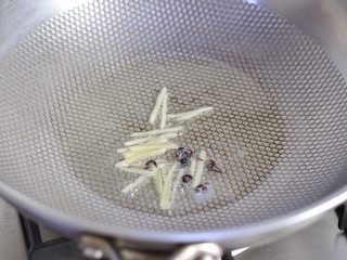 3、韭菜炒蛏子,锅里倒入植物油，油热后放入姜丝，花椒爆香。