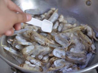 5、韭菜炒蛏子,等蛏子张开口，有汁水淌出时调入精盐翻炒均匀。