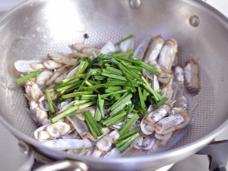 6、韭菜炒蛏子,关火，倒入韭菜段，翻炒均匀即可。