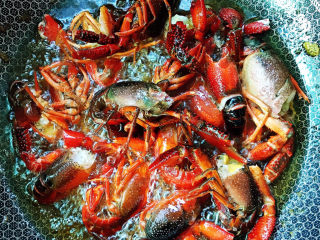 7、麻辣小龙虾,锅中放大量油,烧热后放入部分小龙虾