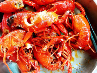 8、麻辣小龙虾,炸至完全变色捞出