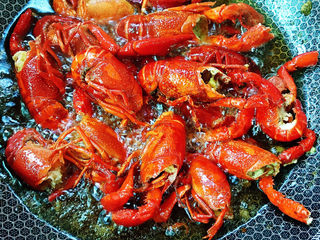 10、麻辣小龙虾,将小龙虾全部炸一次