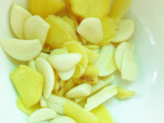 12、麻辣小龙虾,姜蒜切片