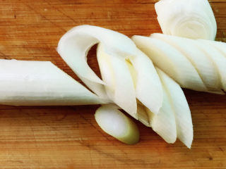 14、麻辣小龙虾,大葱切厚片