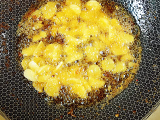 16、麻辣小龙虾,油锅中放入姜蒜炸香