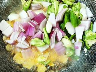 17、麻辣小龙虾,放入洋葱、青辣椒、大葱炒1分钟