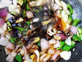 18、麻辣小龙虾,放入小龙虾调味料