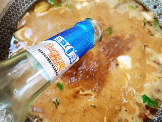 19、麻辣小龙虾,倒入一支啤酒