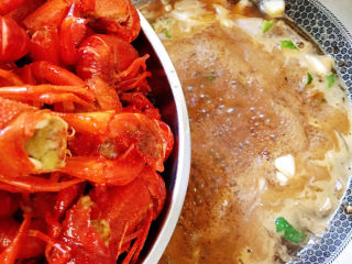 20、麻辣小龙虾,炸好的小龙虾倒入锅中