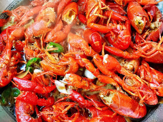 21、麻辣小龙虾,放料酒、酱油、蚝油大火烧开